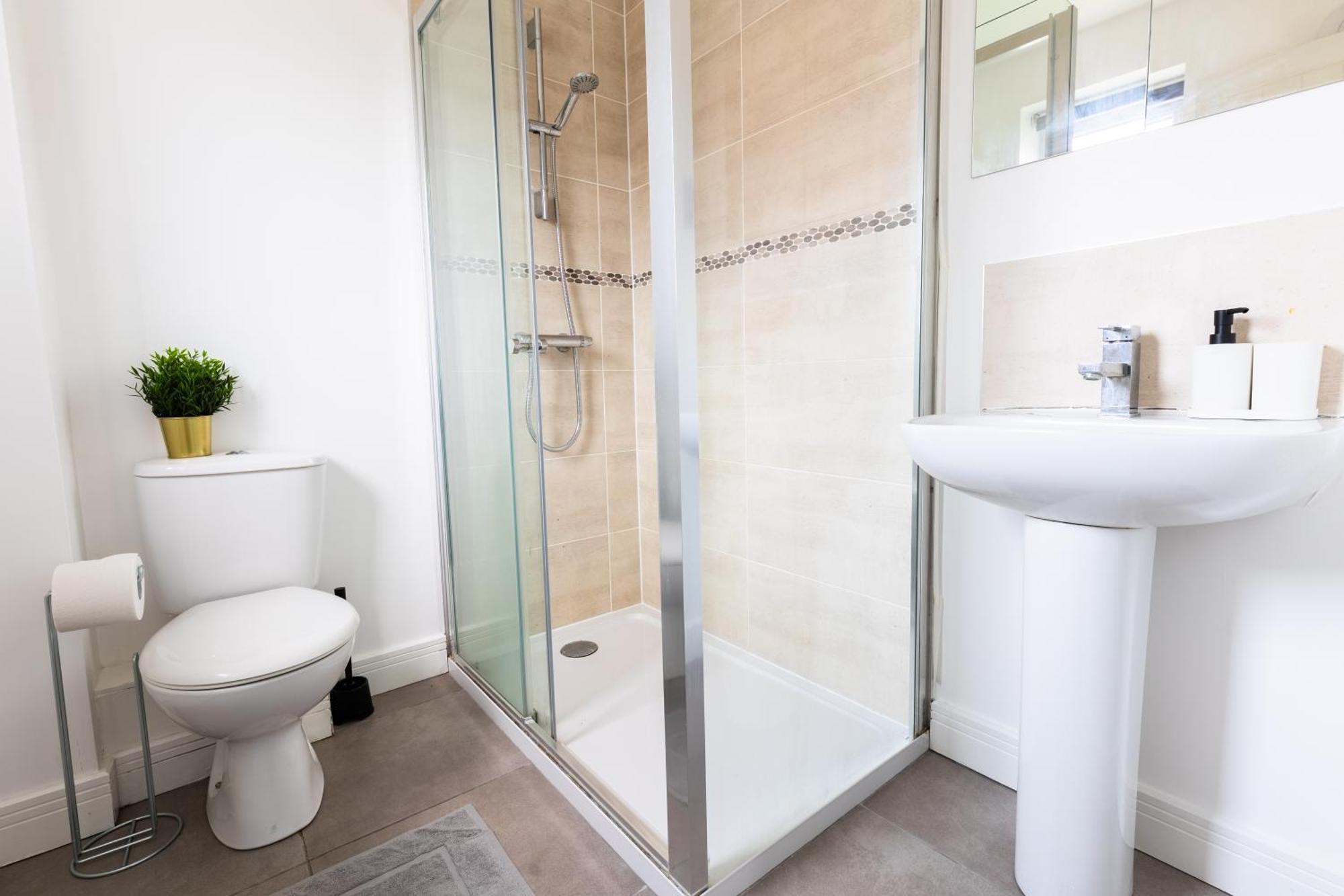Spacious 4-Bedroom Home Near City Centre With Parking Nottingham Eksteriør billede